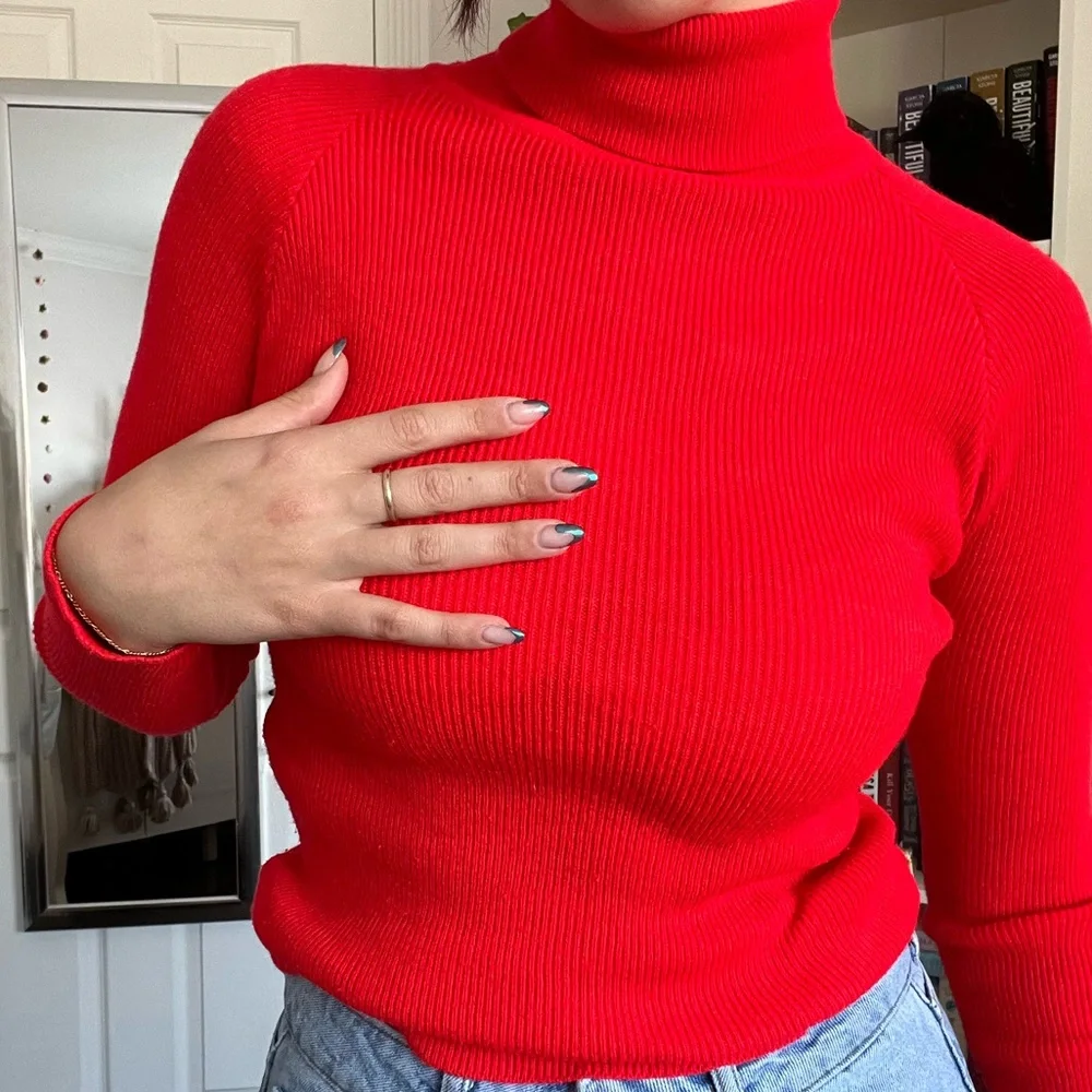 Red turtleneck - Picture 4 of 4